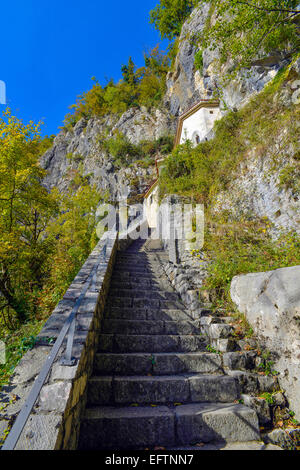 Italia Friuli Venezia Giulia Antro, un villaggio nei pressi di Pulfero in provincia di Udine.una scalinata che conduce alla grotta di San Giovanni d'Antro Foto Stock