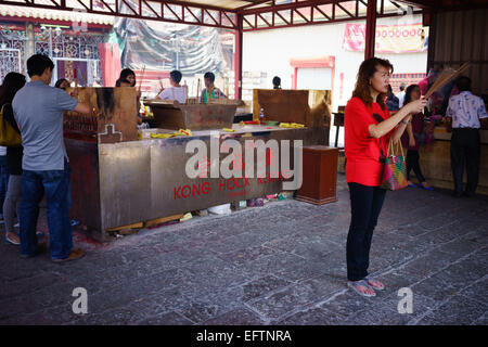 Adoratore presso Kong Hock Keong Tempio Taoista, Georgetown, Penang, Malaysia. Foto Stock