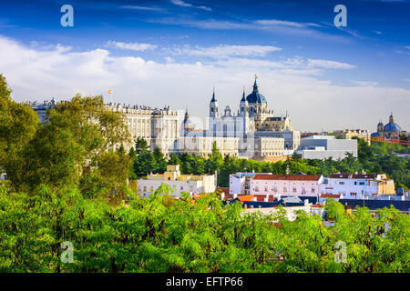 Madrid, Spagna skyline a Santa Maria la Real de La Almudena Cattedrale e il Palazzo Reale. Foto Stock