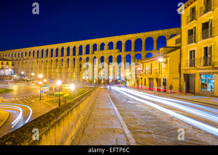 Segovia, Spagna città vecchia view all'antico acquedotto romano. Foto Stock