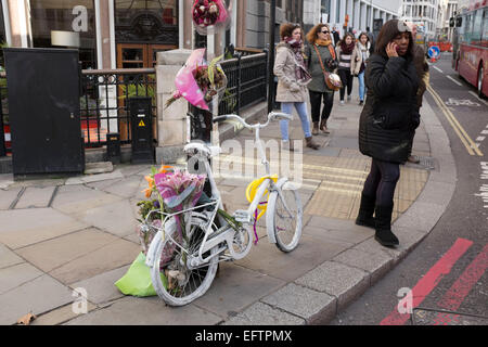 Ghost bike nel centro di Londra. Un fantasma in bici o ghostcycle è una bicicletta impostato come un memoriale di strada in un luogo dove un ciclista è stato ucciso o gravemente feriti (di solito da un motore del veicolo). Oltre ad essere un memoriale di solito è inteso come un promemoria per tutti gli automobilisti di passaggio per condividere la strada. Ghost bikes sono di solito junk biciclette dipinte di bianco, talvolta con una targhetta fissata e bloccata per un oggetto adatto vicino alla scena dell'incidente. Molti di questi memoriali sono dichiarazioni politiche eretto da individui che mirano a rendere un più ampio punto oltre la perdita di personale in materia di strada generale Foto Stock