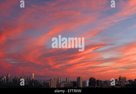 Sunset cirrus le nuvole nel cielo di Toronto con il centro di grattacieli di riferimento prima di cambiamento di tempo Foto Stock