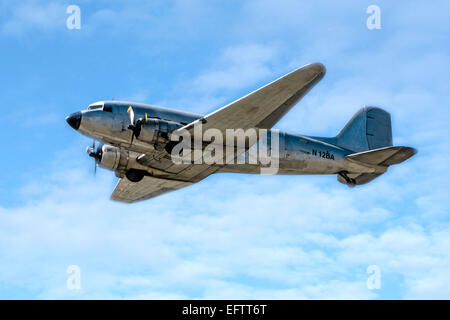 Douglas C-47A (DC3A) volando sopra di Sarasota in Florida. Costruito nel 1943 e ora in base a Punta Gorda FL Foto Stock