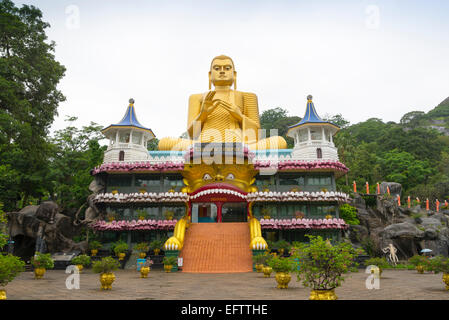 Ingresso al tempio nella grotta e Tempio Dorato, Dambulla, Sri Lanka. Foto Stock