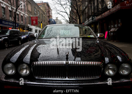 Jaguar parcheggiata per le strade di new york Foto Stock