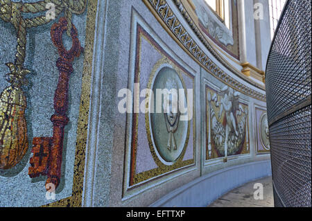 Mosaico dipinti sulle pareti all'interno della cupola della Basilica di San Pietro e il Vaticano, Roma, Italia. Foto Stock