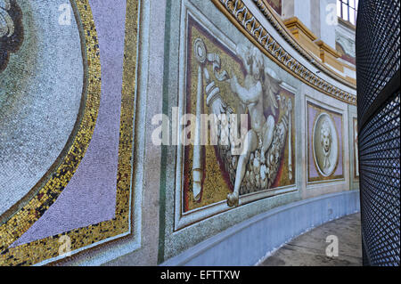 Mosaico dipinti sulle pareti all'interno della cupola della Basilica di San Pietro e il Vaticano, Roma, Italia. Foto Stock