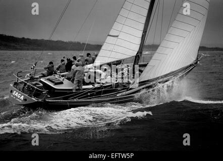 AJAX NEWS FOTO - 1973 - Admiral's Cup - 2ND gara costiera - BRASILE SAGA punzoni tramite una ruvida WESTERN SOLENT. Foto: JONATHAN EASTLAND/AJAX rosso:73 1002 Foto Stock