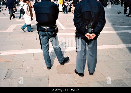 Venezia, Italia - la polizia italiana a guardare i turisti DI PIAZZA SAN MARCO. Foto:JONATHAN EASTLAND REF:51011 1920A4290 Foto Stock