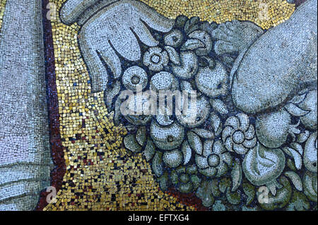 Mosaico dipinti sulle pareti all'interno della cupola della Basilica di San Pietro e il Vaticano, Roma, Italia. Foto Stock