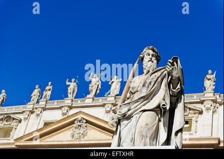 Statua di San Paolo che tiene una spada fuori la basilica di San Pietro in Vaticano. Essa è stata scolpita da Adamo Tadolini nel 1838, Roma. Foto Stock