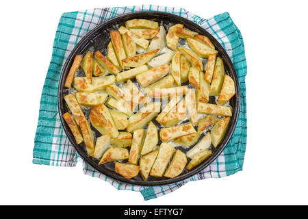 Patate cotte in padella close-up, vista dall'alto. Su uno sfondo bianco. Foto Stock