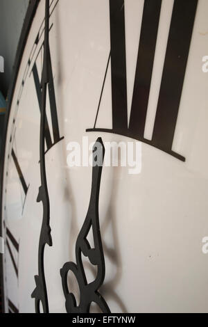 Close-up di un orologio che mostra la mezzanotte Foto Stock