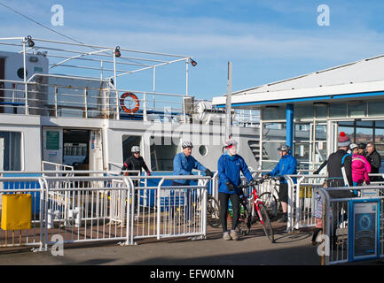 I ciclisti di lasciare il Tyne ferry a South Shields, North East England, Regno Unito Foto Stock