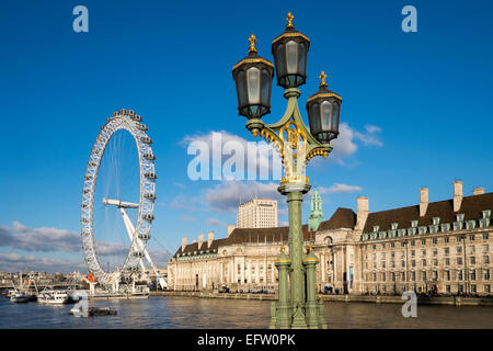 Il London Eye e il vecchio County Hall, London, England, Regno Unito Foto Stock