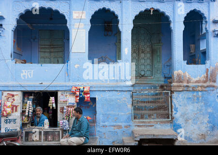 Jodhpur, Rajasthan, India. Foro nella parete il negozio nella città blu Foto Stock