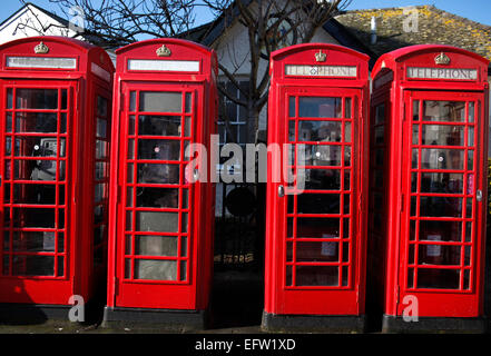 Tradizionale in rosso chiamata telefonica scatole in Truro, Cornwall. Foto Stock