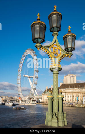 Il London Eye e il vecchio County Hall, London, England, Regno Unito Foto Stock