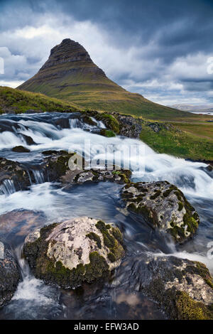 Islanda paesaggio. Immagine di Kirkjufell montagna sulla penisola Snaefellsnes, Islanda. Foto Stock