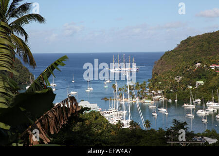 Il meraviglioso paesaggio di Marigot Bay nell'isola caraibica di Santa Lucia lo rende un ritrovo preferito dei Yachties Foto Stock