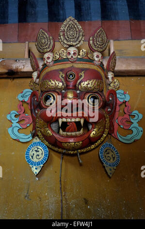 Tradizionale maschera di legno visualizzato a Ogyen Choling ex residenza di una famiglia regnante discende da una trecentesca maestro buddista nel villaggio di Ogyencholing nella valle di Tang in Bhutan Foto Stock