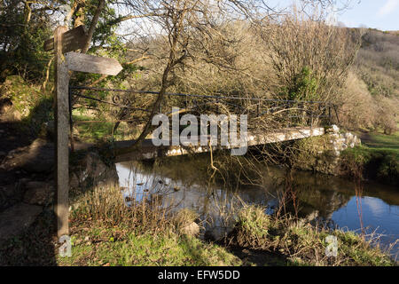 Ponte a Pwlldu Bay, Gower, con un Wales coast Path segnaletica per il Brandy Bay. Foto Stock