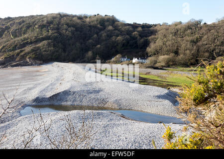 Pwlldu siti di particolare interesse scientifico sulla costa del Galles nel percorso di Gower. La inusuale spiaggia ghiaiosa damming un fiume è su Foto Stock