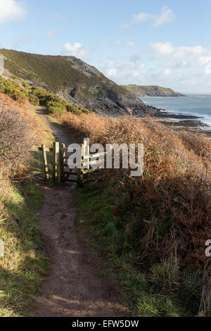 Un segnavia kissing-gate sulla South Wales coast Path tra Pwlldu e Caswell Bay. Foto Stock
