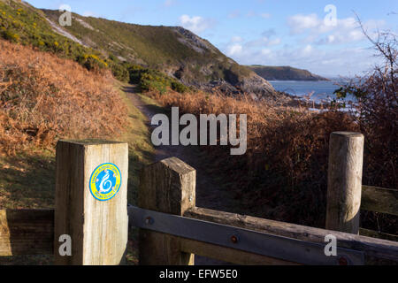 Segnavia su un bacio porta sul South Wales coast Path tra Pwlldu e Caswell Bay Foto Stock