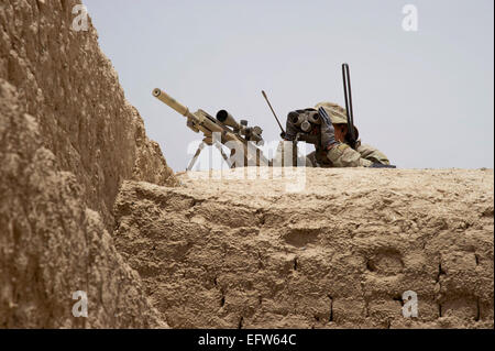 Una delle forze speciali degli Stati Uniti scansioni soldato l'orizzonte per insorti durante una pattuglia Maggio 25, 2012 in Maiwand distretto, provincia di Kandahar, Afghanistan. Foto Stock