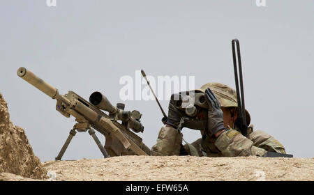 Una delle forze speciali degli Stati Uniti scansioni soldato l'orizzonte per insorti durante una pattuglia Maggio 25, 2012 in Maiwand distretto, provincia di Kandahar, Afghanistan. Foto Stock