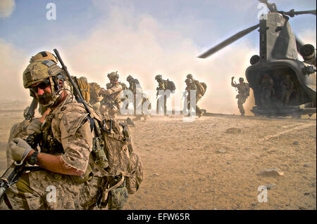 Noi forza speciale commandos forniscono sicurezza come esercito nazionale afghano Commandos dal 3° Commando Kandak off-load di un CH-47 elicottero Chinook durante un'operazione di compensazione 12 Agosto 2012 in Shah Wali Kot distretto, provincia di Kandahar, Afghanistan. Foto Stock