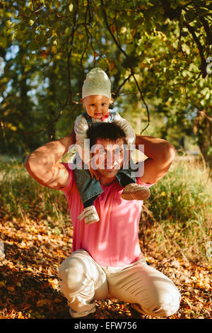 Papà con sua figlia sulle sue spalle Foto Stock