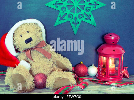 Decorazione di natale con old bear, palle e lampada Foto Stock