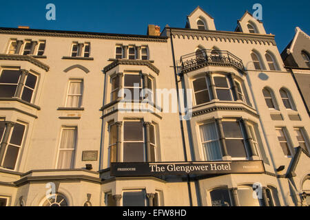 Glengower Hotel su Victoria,terrazza con vedute della spiaggia e Cardigan Bay al tramonto, Aberystwyth, Ceredigion,il Galles Centrale,Galles. Foto Stock