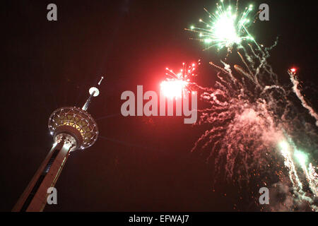 Tehran, Iran. 10 Febbraio, 2015. Fuochi d'artificio segna il 36mo anniversario della rivoluzione islamica 1979 sono viste intorno alla torre di Milad a Tehran, capitale dell'Iran, il 10 febbraio, 2015. Credito: Ahmad Halabisaz/Xinhua/Alamy Live News Foto Stock