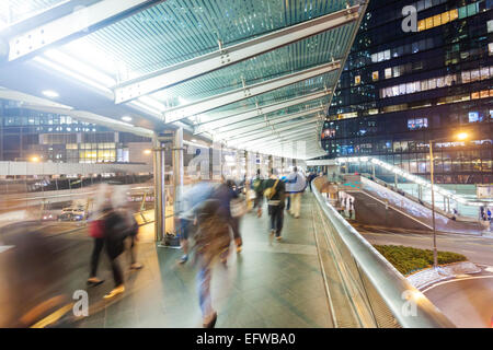 Pendolari a piedi lungo un sentiero sopraelevato Foto Stock
