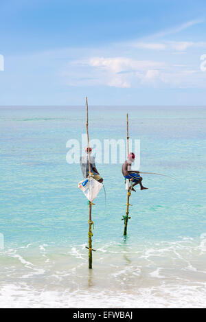 Stilt pescatori nei pressi di Unawatuna, sud della provincia, Sri Lanka. Foto Stock