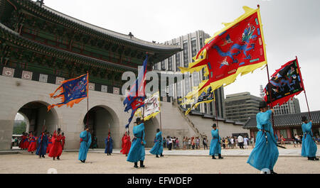 Guardia Reale di eseguire il cambio della guardia al Gwanghwamun Gate, l'entrata del palazzo Gyeongbokgung a Seoul, Corea del Sud Foto Stock