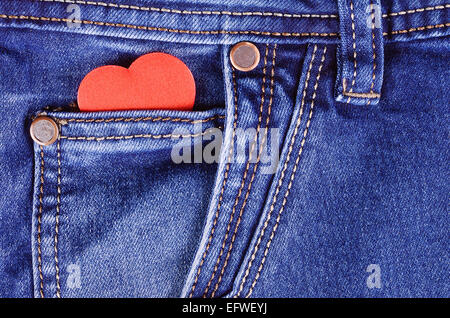 Leggere forma di cuore in blue jeans pocket, dettaglio Foto Stock