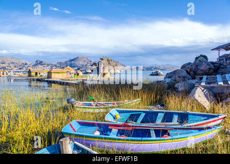 Barche colorate vicino a isole galleggianti sul lago Titicaca vicino a Copacabana, Bolivia Foto Stock