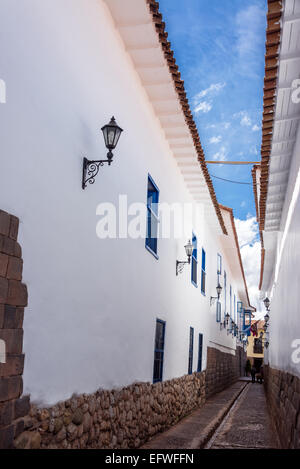 Strada stretta con i coloni bianchi edifici del centro di Cuzco, Perù Foto Stock