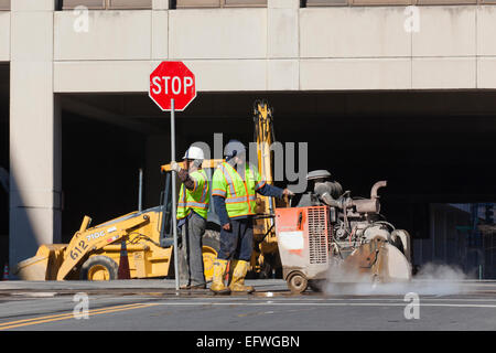 Costruzione comunale lavoratore con segno di stop sul sito - USA Foto Stock