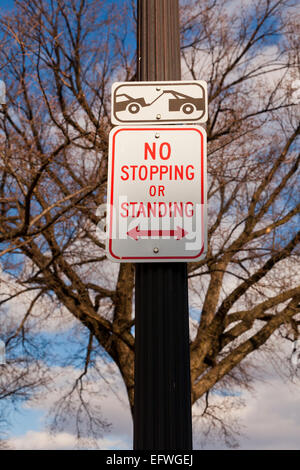 Traino non zona di parcheggio o di arresto del veicolo segno su polo - USA Foto Stock
