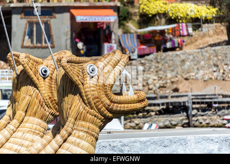 A forma di animale barca reed o totora, sulla Isla del Sol sul lago Titicaca Foto Stock