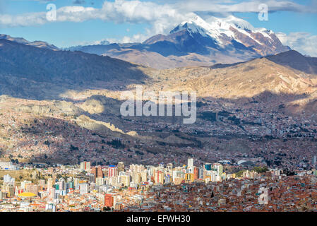 Paesaggio di La Paz in Bolivia con Illimani Mountain rising in background Foto Stock