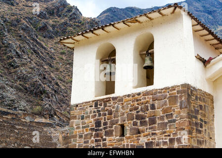 Bianco chiesa coloniale nella storica cittadina di Ollantaytambo in Valle Sacra vicino a Cusco, Perù Foto Stock