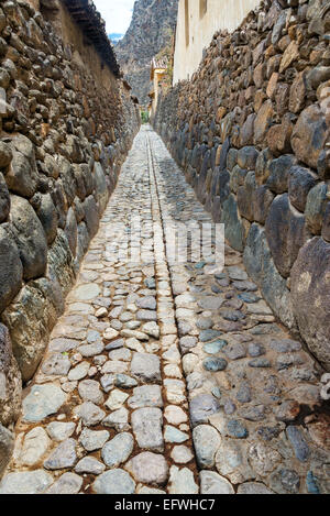 Vicolo stretto nella piccola città storica di Ollantaytambo in Valle Sacra vicino a Cusco, Perù Foto Stock