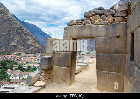 Inca di pietra porta nelle rovine di Ollantaytambo, Perù Foto Stock