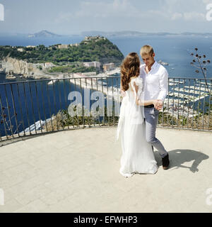 Sposa e lo sposo in ballo nel giorno di nozze a Napoli, Italia Foto Stock